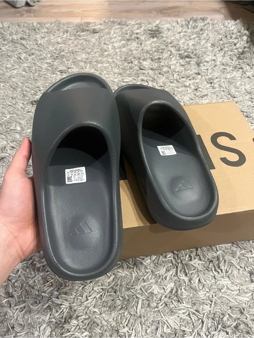 Yeezy slide size 10 granite - Picture 4 of 10